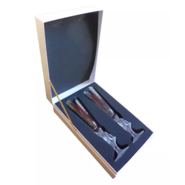 アムール・ド・ドゥーツ・クリスタル・フルート2個、ケルビム型の脚付き。